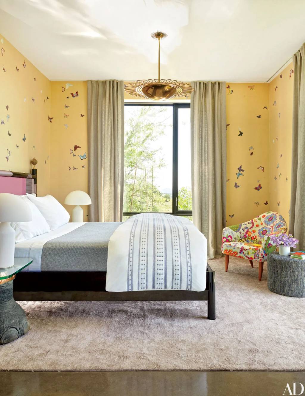 Como-transformar-um-ambiente-apenas-com-papel-de-parede-20 Papel de parede amarelo em quarto
