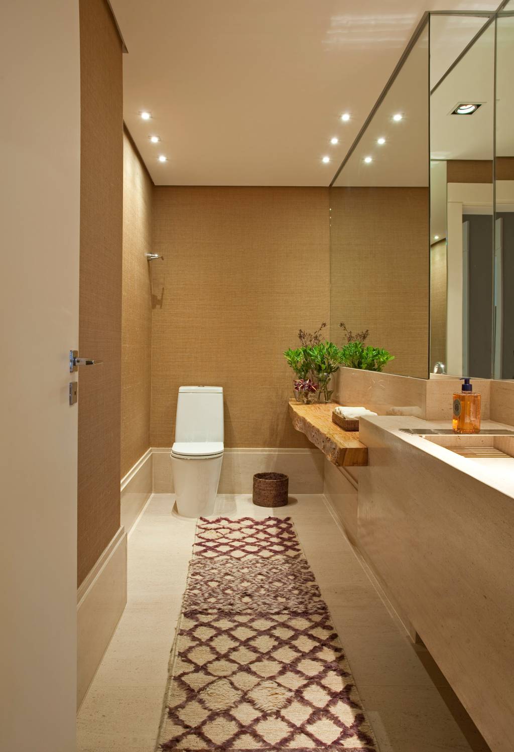 Lavabos-com-personalidade-como-decorar-02 Lavabo com bancada de madeira