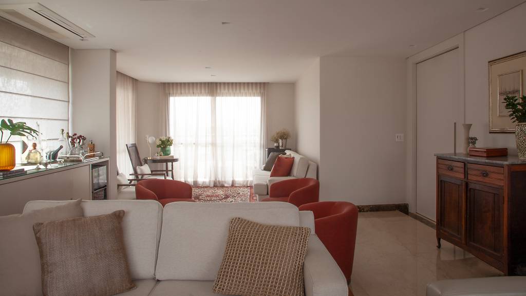 Sala de estar de um apartamento com porta pivotante.