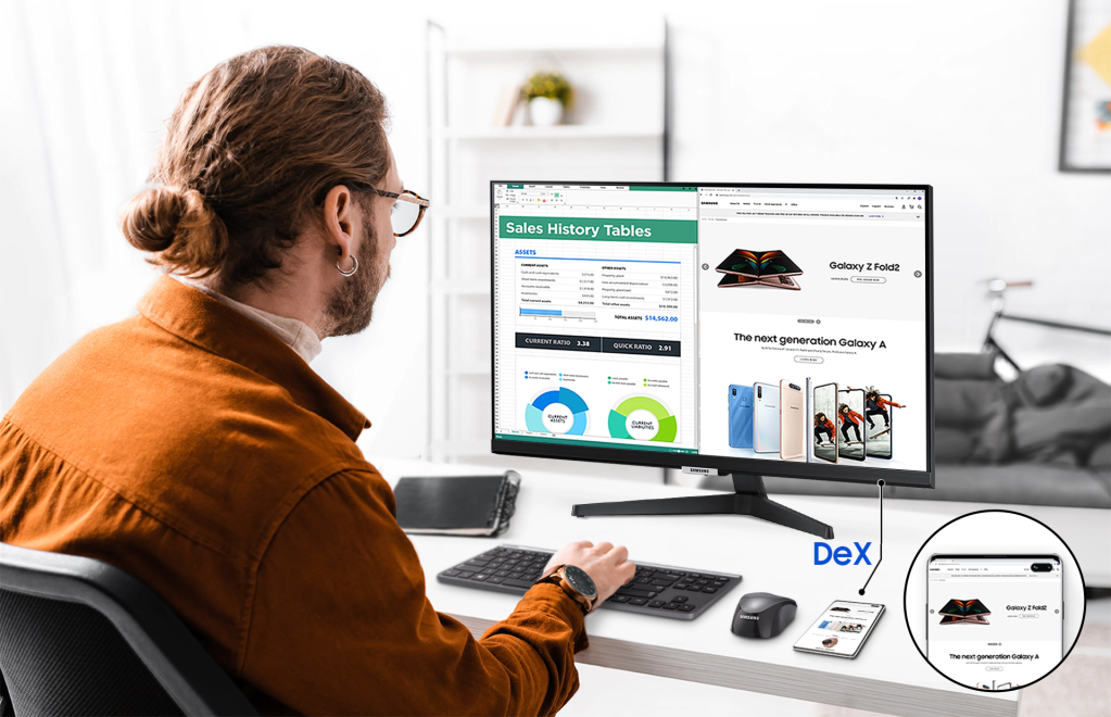 Review-monitor-Samsung-permite-usar-Netflix-ao-Word-sem-ligar-computador-divulgação (35) Homem trabalho em frente ao monitor Samsung M5 24.
