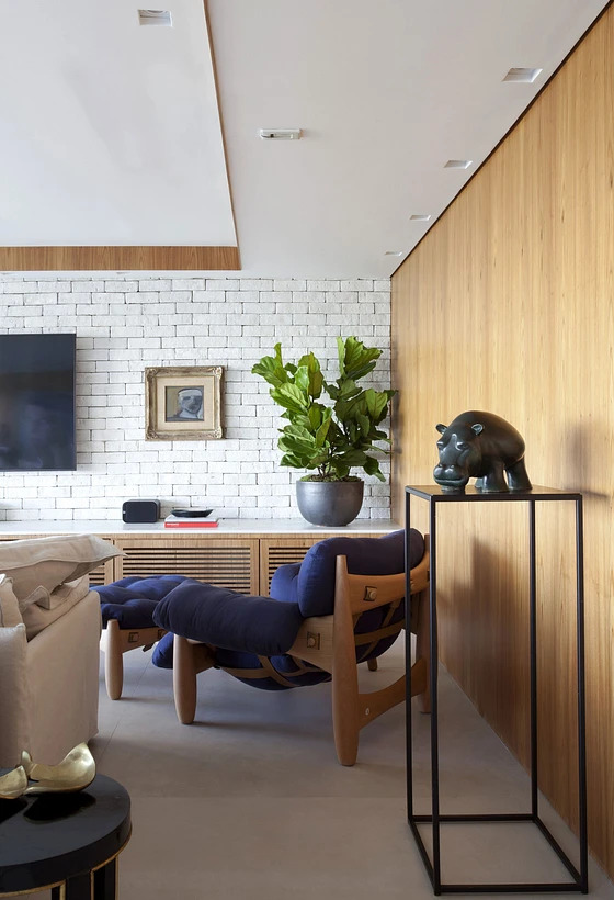 Tijolinhos-no-decor-veja-tudo-sobre-o-revestimento-Ciprianopaffi Arquitetura-landhi Sala de estar com um das paredes revestida em tijolinhos brancos.