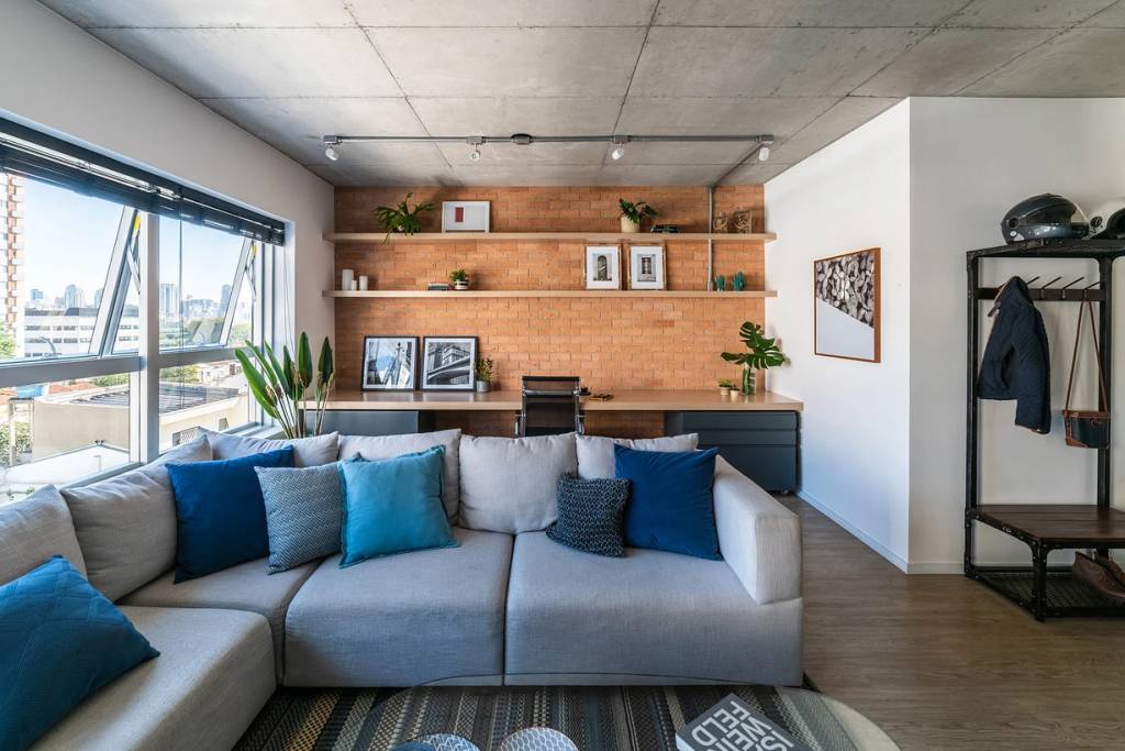 Tijolinhos-no-decor-veja-tudo-sobre-o-revestimento-Studio Guadix-landhi Sala de estar com uma parede revestida por tijolinhos em cor natural.