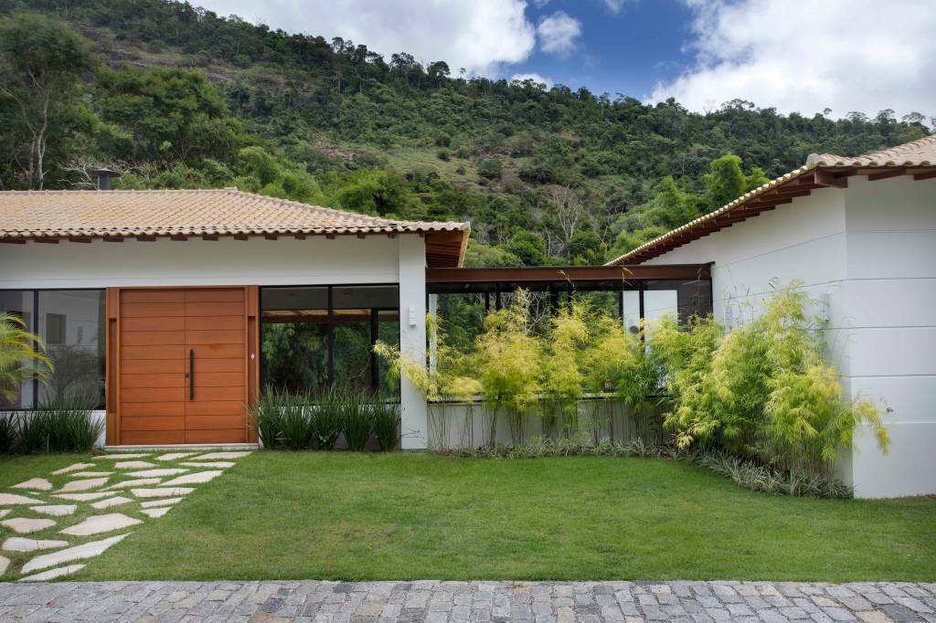 casa-480-m-sauna-lareira-ar-livre-brise-arquitetura-foto-denilson-machado-mca-fachada-04