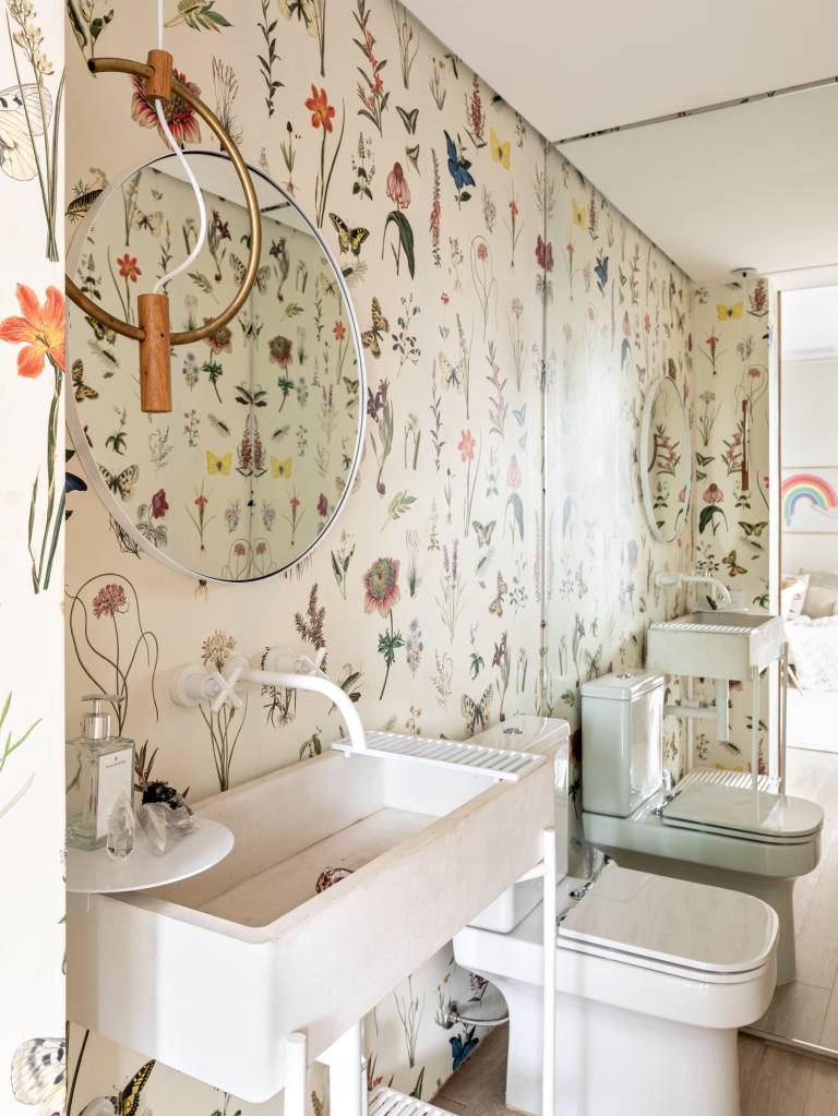 cobertura-235-m-decor-elegante-pecas-de-design-studioag-lavabo-banheiro-papel-parede-botanico-espelho-sanitario-pia cobertura-235-m-decor-elegante-pecas-de-design-studioag-lavabo-banheiro-papel-parede-botanico-espelho-sanitario-pia