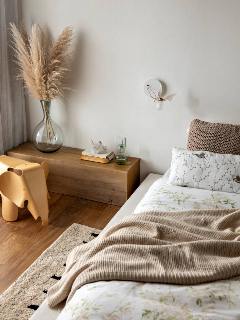 cobertura-235-m-decor-elegante-pecas-de-design-studioag-quarto-cama-vaso-manta-marrom-madeira cobertura-235-m-decor-elegante-pecas-de-design-studioag-quarto-cama-vaso-manta-marrom-madeira