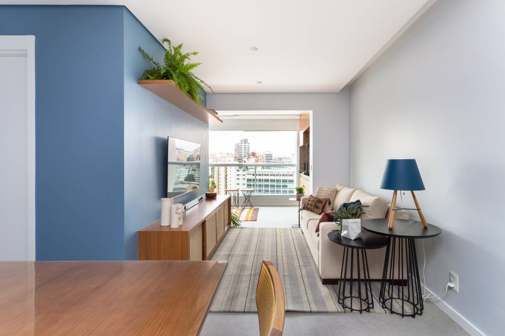 cores-integracao-aproveitamento-ape-70m-studio-tan-gram-foto-estudio-sao-paulo- Living com parede azul; sofá e tapete