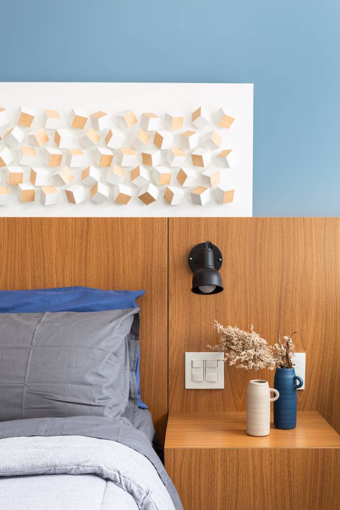 cores-integracao-aproveitamento-ape-70m-studio-tan-gram-foto-estudio-sao-paulo-quarto-cama-cabeceira Detalhe da cabeceira em madeira; quadro acima; mesinha lateral.