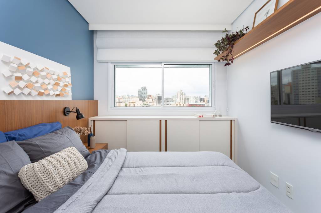 cores-integracao-aproveitamento-ape-70m-studio-tan-gram-foto-estudio-sao-paulo-quarto-cama Quarto com cama de casal; janela; aparador abaixo da janela