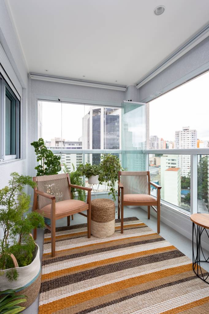 cores-integracao-aproveitamento-ape-70m-studio-tan-gram-foto-estudio-sao-paulo-varanda Varanda com tapete; cadeiras e plantas
