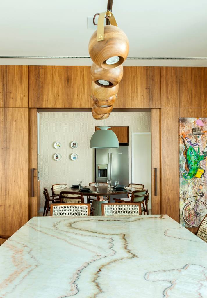decoracao-ape-350m-inspirada-vinhos-korman-arquitetos-foto-Eduardo-Pozella-sala-luminaria-mesa-marmore decoracao-ape-350m-inspirada-vinhos-korman-arquitetos-foto-Eduardo-Pozella-sala-luminaria-mesa-marmore