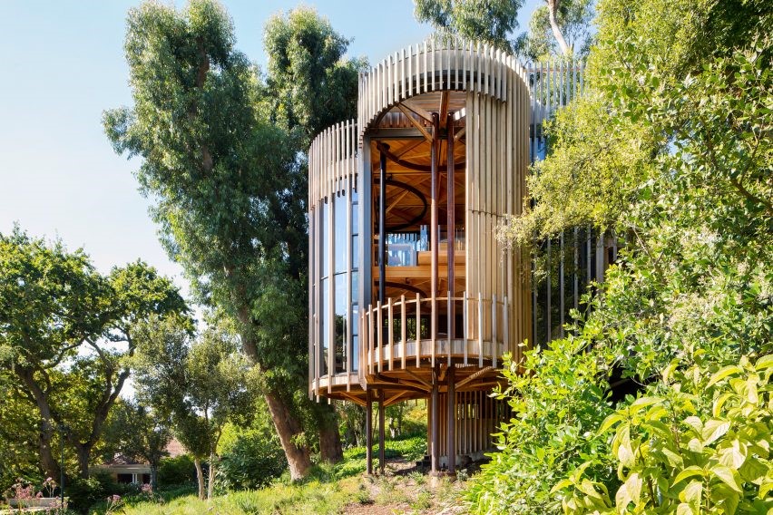 dez-casas-sobre-palafitas-adam-letch-casa-arvore-aço-corten Foto mostra casa suspensa do solo por pilares metálicos que lembram uma casa na árvore.