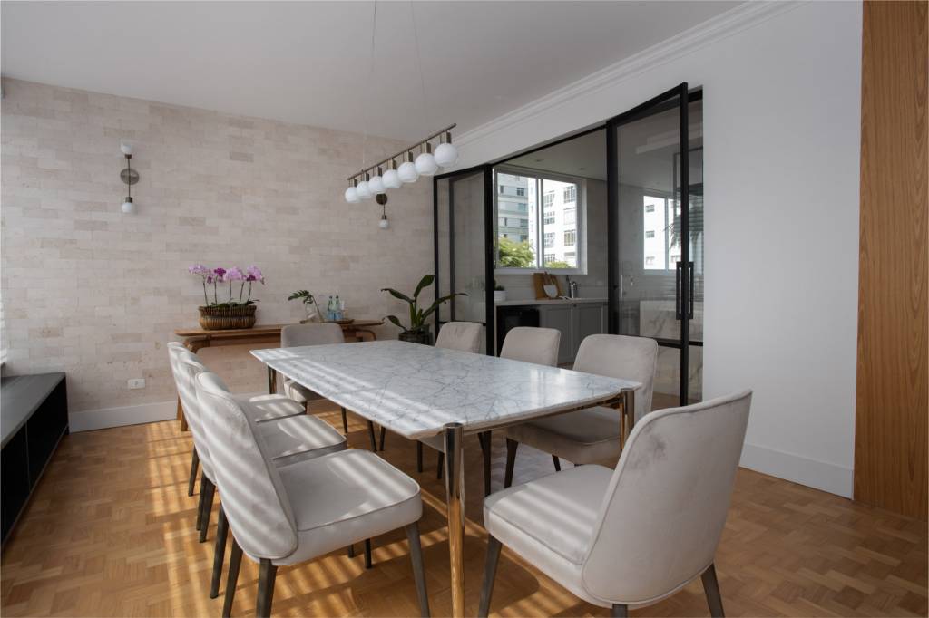 Sala de jantar com mesa de tampo branco e cadeiras