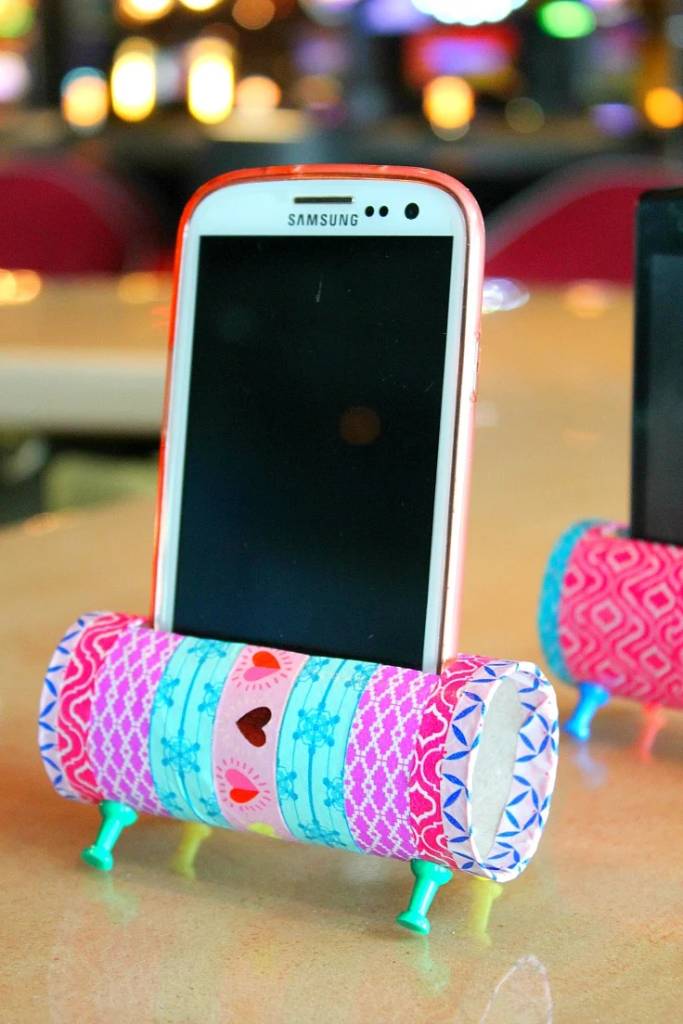 projetos-DIY-para-fazer-com-rolos-de-papel-higiênico-suporte-01 Suporte de telefone feito com rolo de papel higiênico