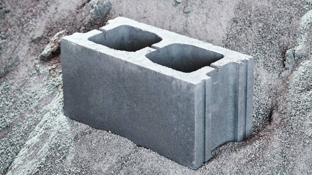 10-materiais-que-podem-mudar-a-construção-divulgação-dezeen-bloco=-de-concreto-carbono-neutro Foto mostra bloco de concreto semelhante ao comum, mas feito com tecnologia carbono neutro.