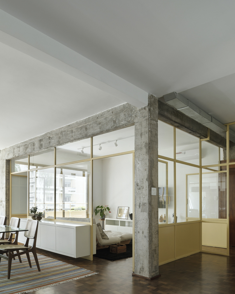 4-tendencias-novos-tempos-federico-cairoli-divisoria-ambiente-sala-estar-jantar-serralheria Foto mostra sala de estar e jantar com serralheria pintada de amarelo separando a sala de estar da sala de jantar.