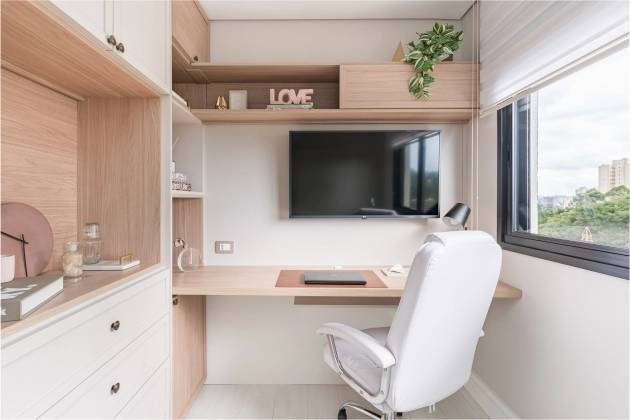 4-tendencias-novos-tempos-home-office-madeira-clara-foto-kadu-lopes Foto mostra home office com armários e tampo de mesa em madeira clara e cadeira de escritório na cor branca.