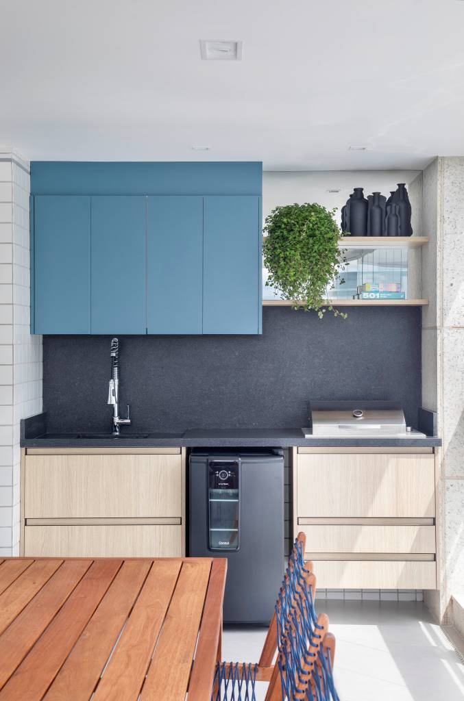 Apartamento-Barra da Tijuca-área de almoço Apê de 120m² tem base neutra em contraste com cozinha preta e cinza