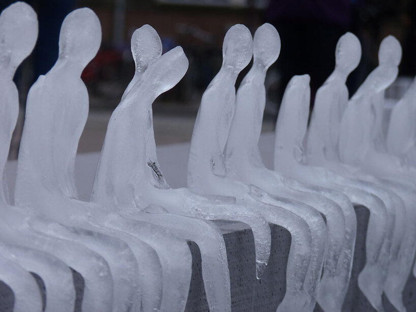 Essas esculturas de gelo alertam sobre mudanças climáticas-Designboom Néle Azevedo (10) Pequenas esculturas de gelo derretendo de pessoas sentadas uma ao lado da outra de cabeças levemente baixas.