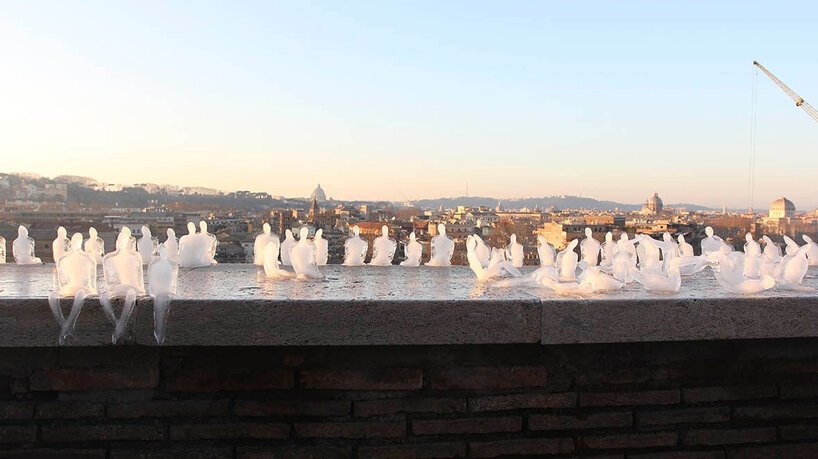 Essas esculturas de gelo alertam sobre mudanças climáticas-Designboom Néle Azevedo (13) Pequenas esculturas de gelo derretendo de pessoas sentadas uma ao lado da outra de cabeças levemente baixas ao pôr do sol.