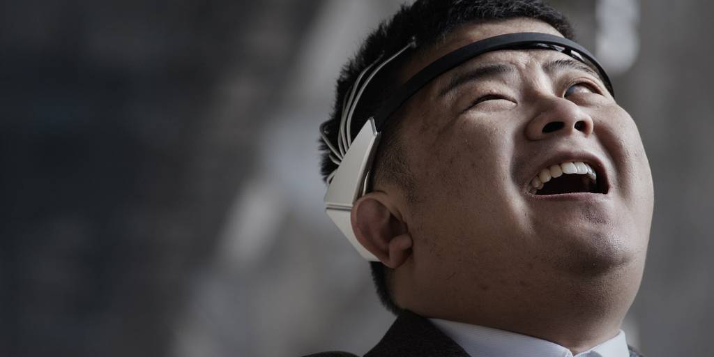 Esta instalação foi criada por pessoas com deficiência com a mente Designboom (1) Homem sorri olhando para cima.
