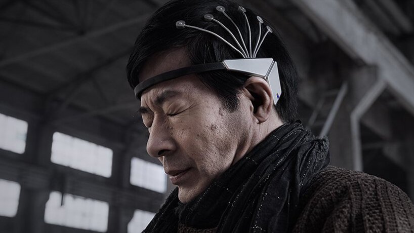 Esta instalação foi criada por pessoas com deficiência com a mente Designboom (3) Homem veste uma coroa que capta ondas cerebrais tem expressão de concentração.