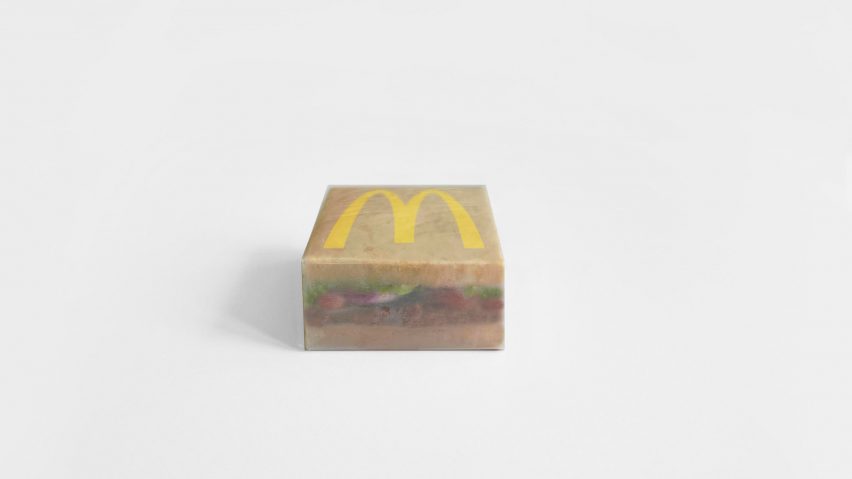 Embalagem de lanche do McDonald's em estilo minimalista.