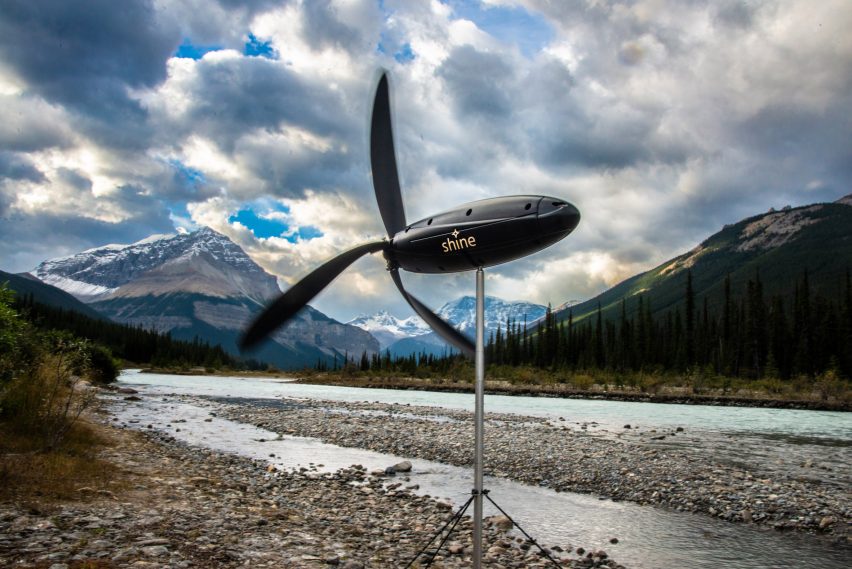 Vento na mochila essa é uma turbina eólica portátil Dezeen (4) Turbina do tamanho de uma garrafa de 1 litro sobre um tripé metálico em meio a uma paisagem montanhosa.