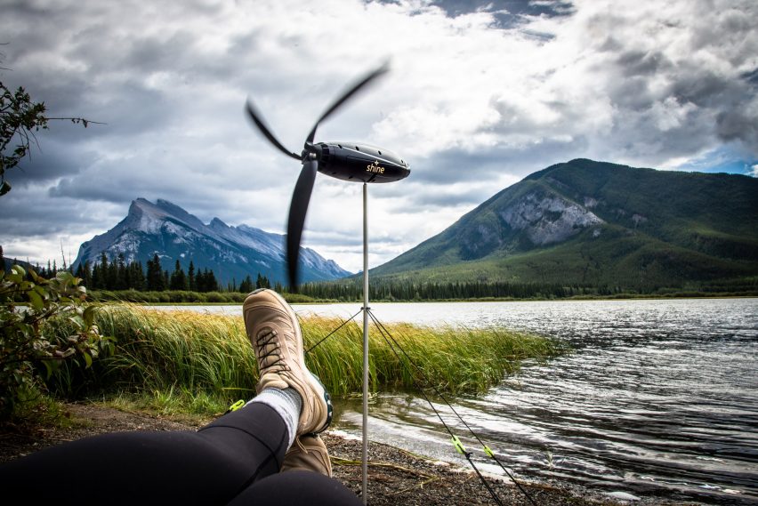 Vento na mochila essa é uma turbina eólica portátil Dezeen (5) Turbina do tamanho de uma garrafa de 1 litro sobre um tripé metálico em meio a uma paisagem montanhosa.