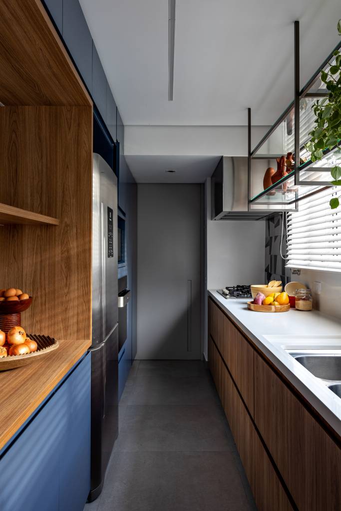 apartamento-pinheiros-cozinha-cinza Cozinha retangular, com estrutura de madeira, com prateleira com suporte metálico