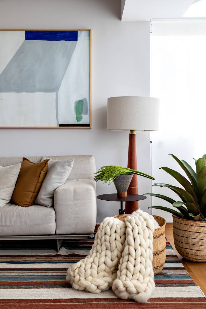 apartamento-pinheiros-decoracao-sala-detalhes Sofá creme, com abajur de chão, mesa de apoio e quadro combinam cores semelhantes