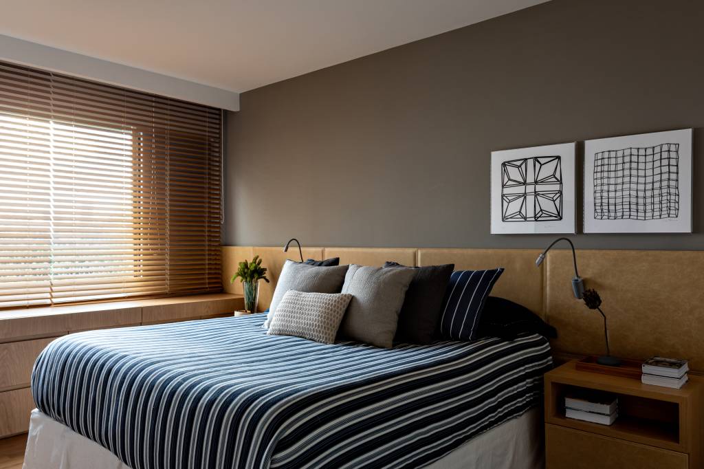 apartamento-pinheiros-quarto principal Quarto principal com parede cinza, detalhes da decoração em madeira