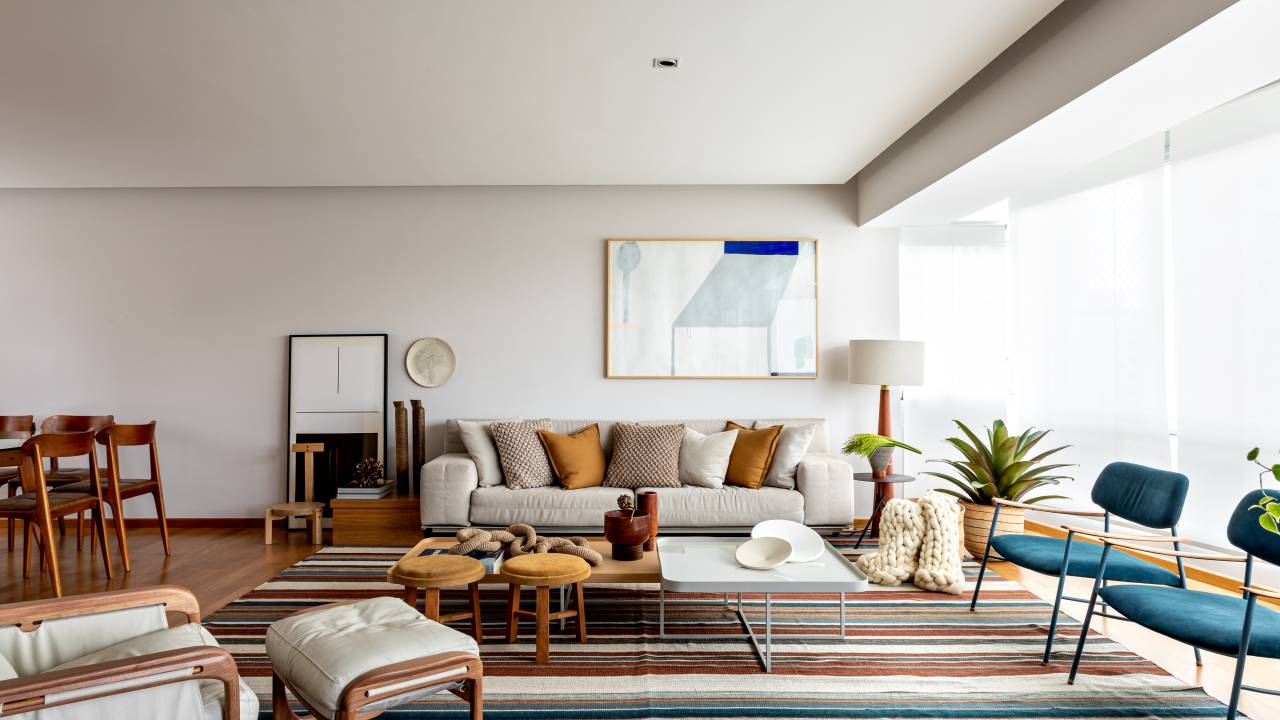 Grande sala oferece um elegante espaço de estar, com sofá, cadeiras e poltrona