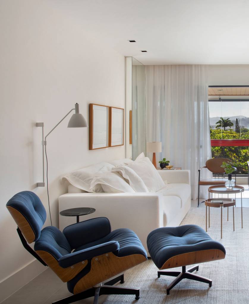 ape-115m-home-office-integrado-a-cozinha-studio-ag-arquitetura-foto-Juliano Colodeti-sala-poltrona-eams ape-115m-home-office-integrado-a-cozinha-studio-ag-arquitetura-foto-Juliano Colodeti-sala-poltrona-eams