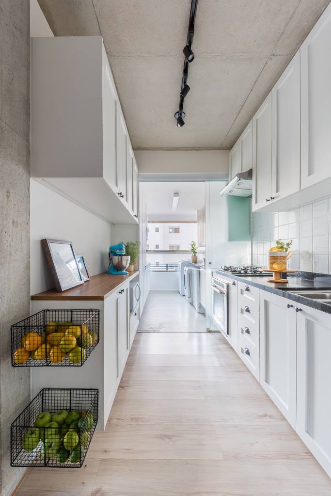 ape-70-m-inspirado-casas-fazenda-julia-gaudix-studio-gaudix-foto-guilherme-pucci-cozinhas-estreita-armarios Cozinha estreita com marcenaria branca;