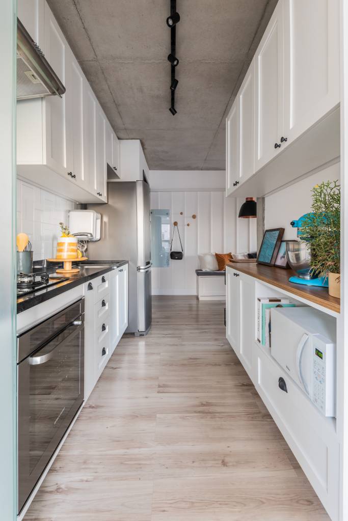 ape-70-m-inspirado-casas-fazenda-julia-gaudix-studio-gaudix-foto-guilherme-pucci-cozinhas-estreitas-armarios-brancos Cozinha estreita com marcenaria branca; forno