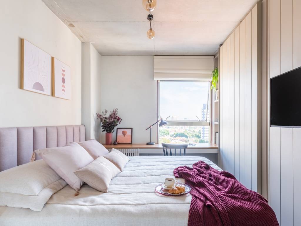 ape-70-m-inspirado-casas-fazenda-julia-gaudix-studio-gaudix-foto-guilherme-pucci-quartos-cama-cabeceira Quarto com cama de casal; cabeceira estofada; travesseiros;