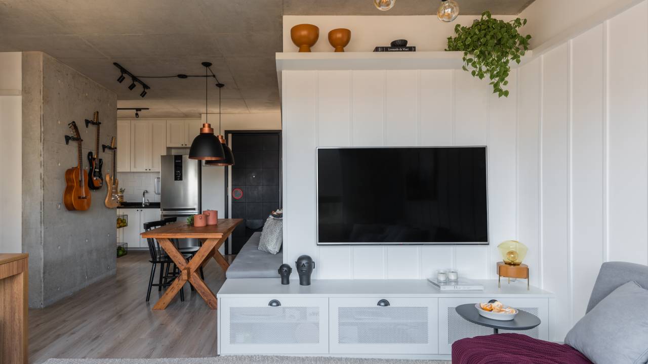 Sala de estar e tv integrada com jantar