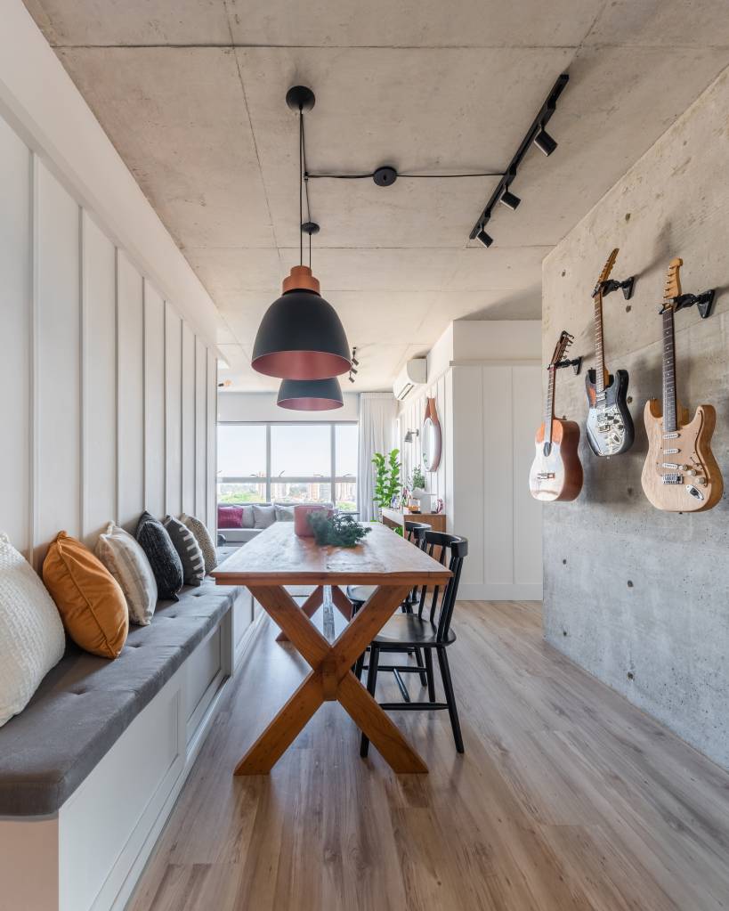 ape-70-m-inspirado-casas-fazenda-julia-gaudix-studio-gaudix-foto-guilherme-pucci-sala-jantar-intrumentos-musicais Sala de jantar com mesa em madeira e banco. Guitarras e violão pendurados na parede