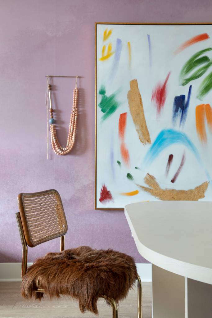 Cadeira e mesa de jantar; quadro