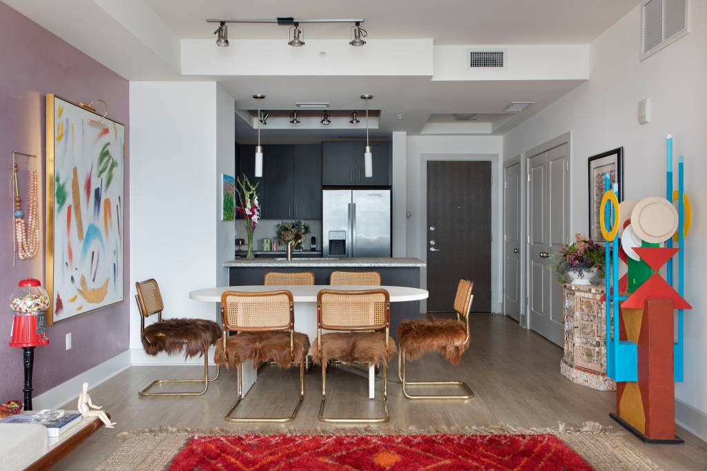 Sala de jantar integrada com cozinha; mesa branca e cadeiras