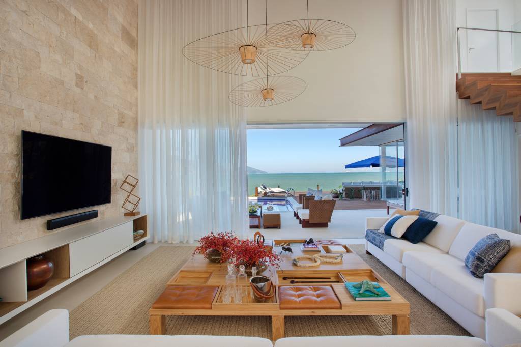 casa-praia-600m-cores-texturas-mar-areia-ana-çucia-juca-foto-Juliano Colodeti-sala-estar-tv-mesa-centro-pe-direito-duplo-sofa sala com mesa de centro