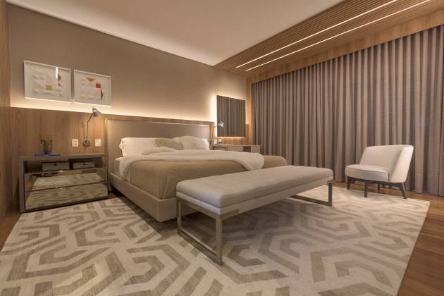 como-usar-fitas-led-5-ambientes-Herman-Charles-Christ-Buzina-de-Imagem-quarto-casal-fita-led Quarto de casal em tons de bege tem fitas led acompanhando a altura da cabeceira da cama.