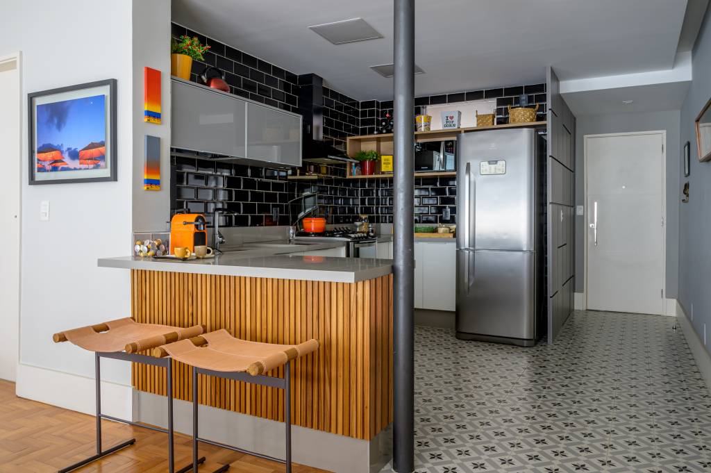decoracao-afetiva-integracao-ambientes-ape-paulascholte-fotos-Sambacine-cozinha-sala-integrada-bancada-banco-02 decoracao-afetiva-integracao-ambientes-ape-paulascholte-fotos-Sambacine-cozinha-sala-integrada-bancada-banco-02
