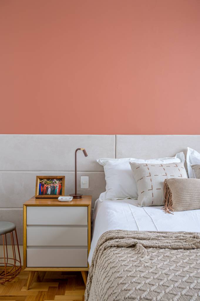decoracao-afetiva-integracao-ambientes-ape-paulascholte-fotos-Sambacine-quarto-cama-cabeceira-rosa-mesinha decoracao-afetiva-integracao-ambientes-ape-paulascholte-fotos-Sambacine-quarto-cama-cabeceira-rosa-mesinha