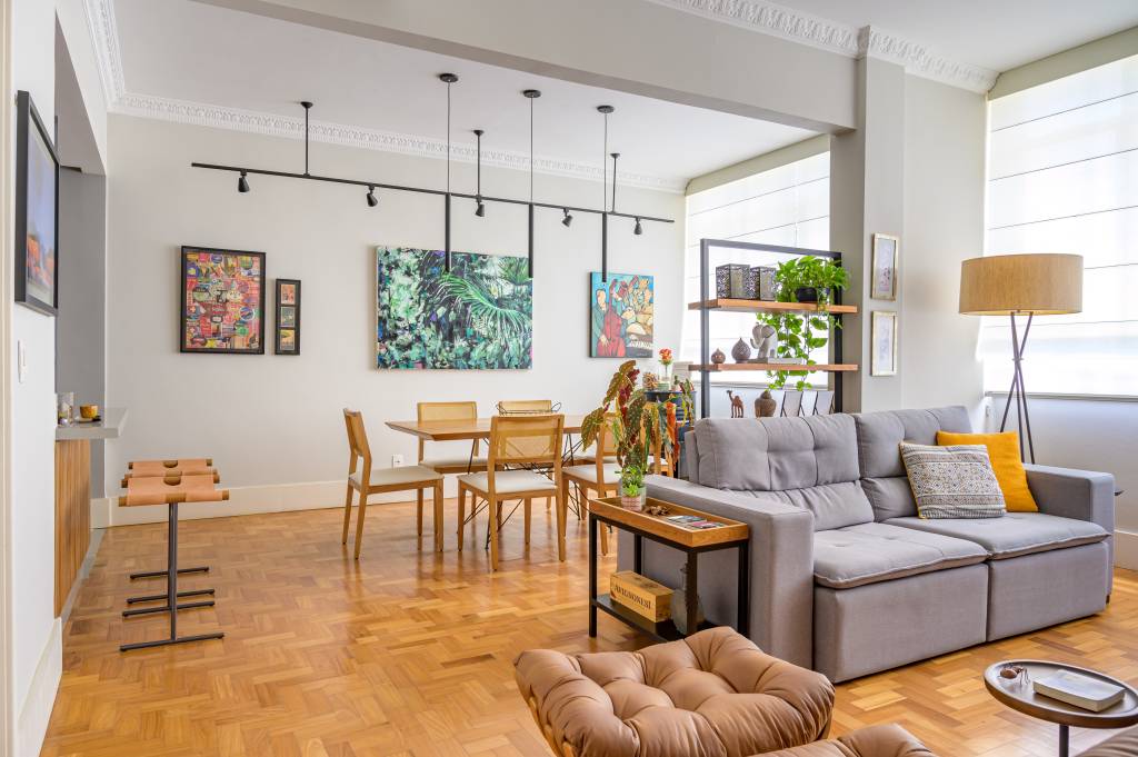 decoracao-afetiva-integracao-ambientes-ape-paulascholte-fotos-Sambacine-sala-estar-jantar-integrada-mesa-sofa-piso-taco-03 Sala de estar integrada ao jantar; sofá cinza; mesa de jantar em madeira; quadros na parede e piso em taco