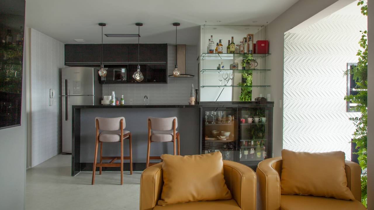 Sala de estar com poltronas integrada com cozinha