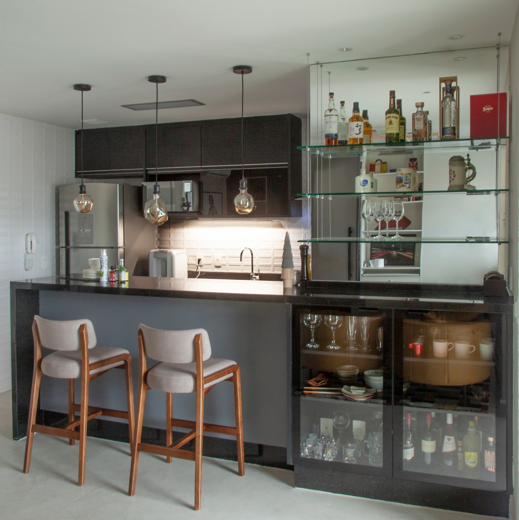 Cozinha integrada com balcão e adega com bar ao lado