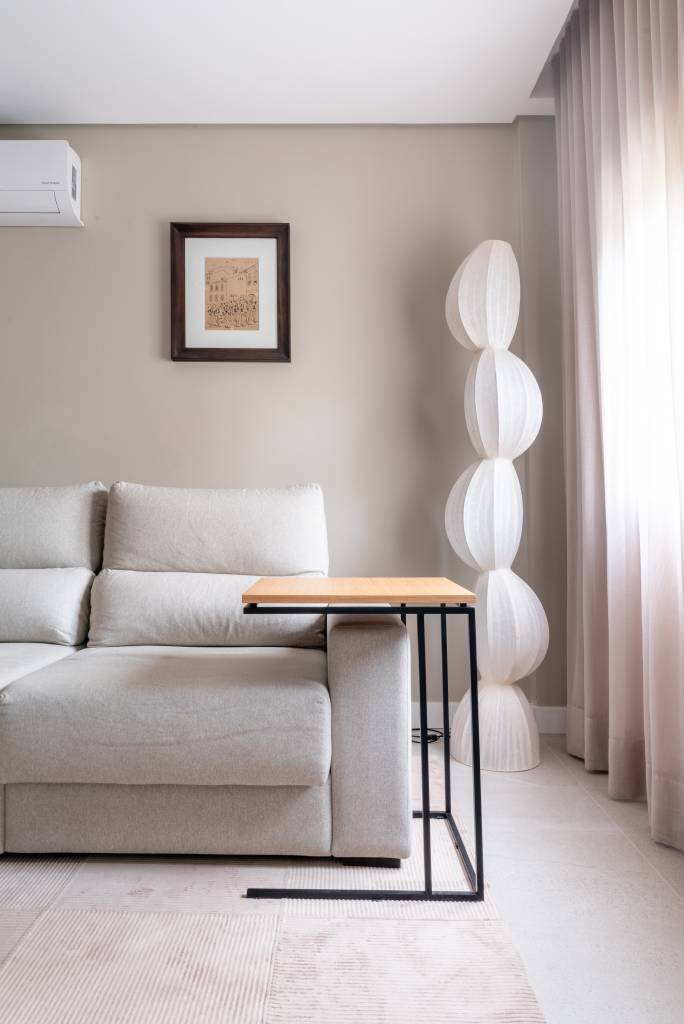 estilo-clean-tons-nude-ape-200m-souza-kaza-fotos-julia-herman-sofa-neutro-luminaria-mesinha-lateral estilo-clean-tons-nude-ape-200m-souza-kaza-fotos-julia-herman-sofa-neutro-luminaria-mesinha-lateral
