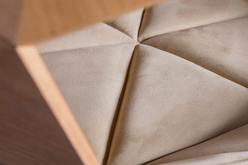 foster-partners-goodwoof-barkitecture-canil4 Interior do Dome-Home, com um acolchoado macio.