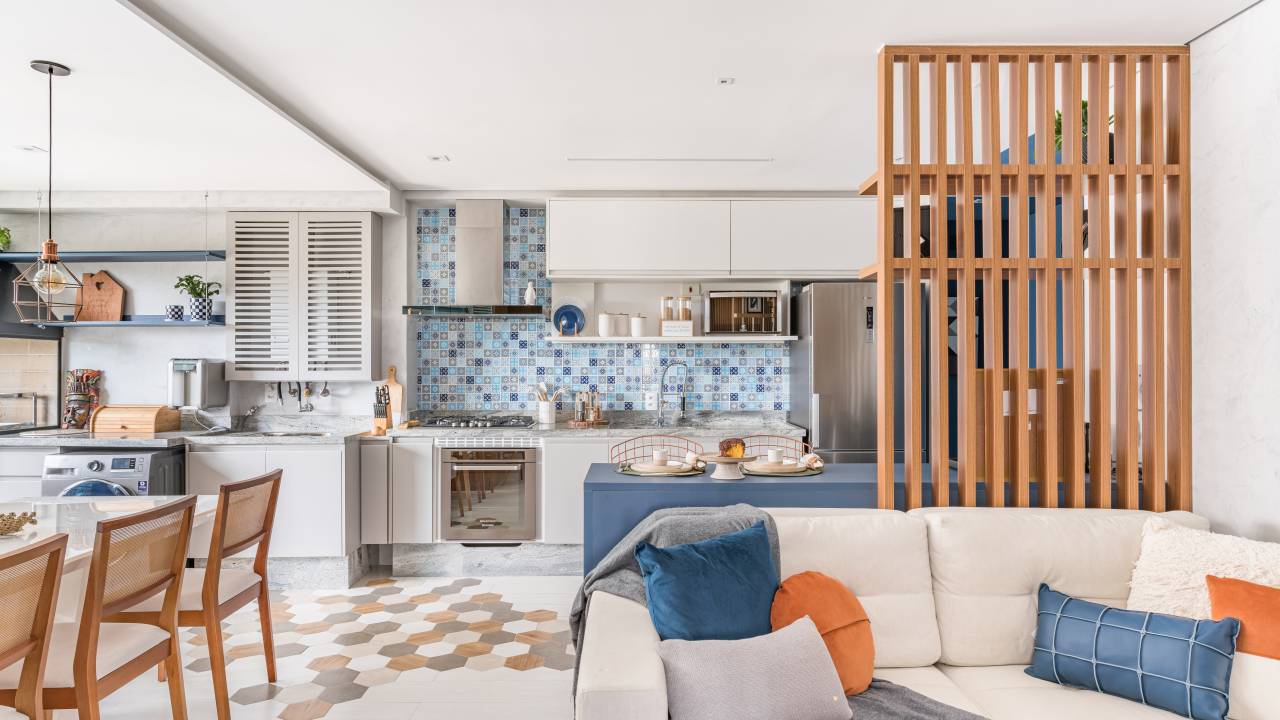 Sala de estar integrada com cozinha, varanda e lavanderia